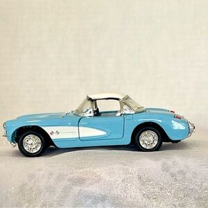 Chevrolet Corvette 1957 Heavy Gauge Superior Light Blue Die Cast
White Top